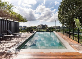 Elegant 2 bed 2 bath 1 car pool & gym Portside